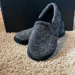 Acorn house slippers size 7 1/2